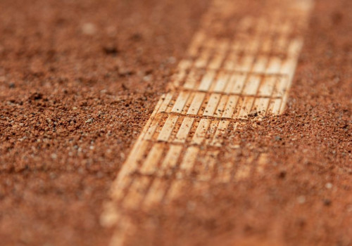 Welke tennisondergrond is het zachtst voor je knieën: gravel, hardcourt of kunstgras
