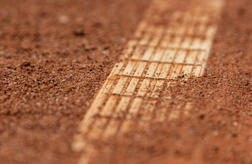 Welke tennisondergrond is het zachtst voor je knieën: gravel, hardcourt of kunstgras