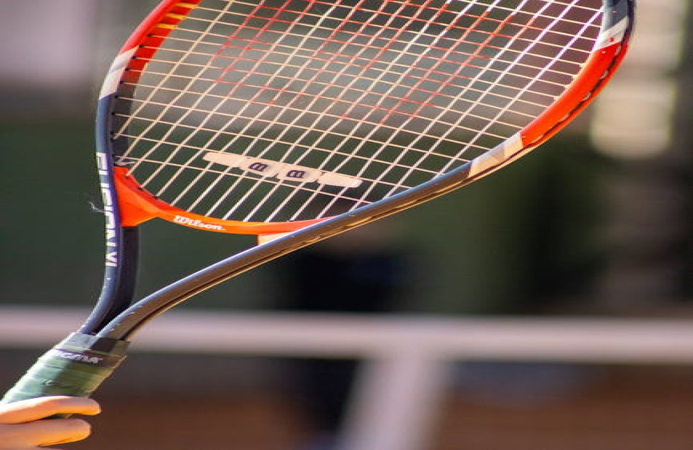 Hoe kies je de juiste snaardikte voor je tennisracket voor meer spin en comfort